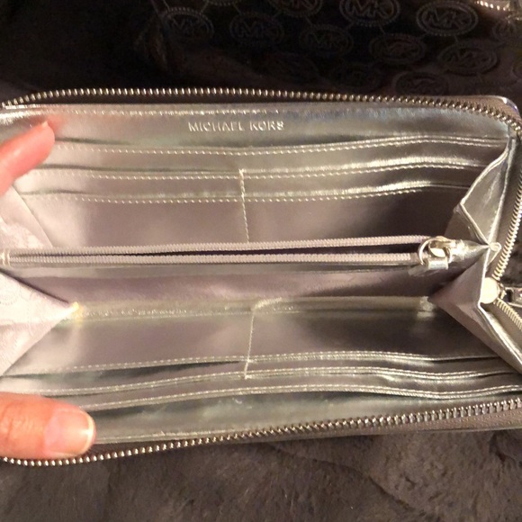 Michael Kors bag with matching wallet - Picture 3 of 5